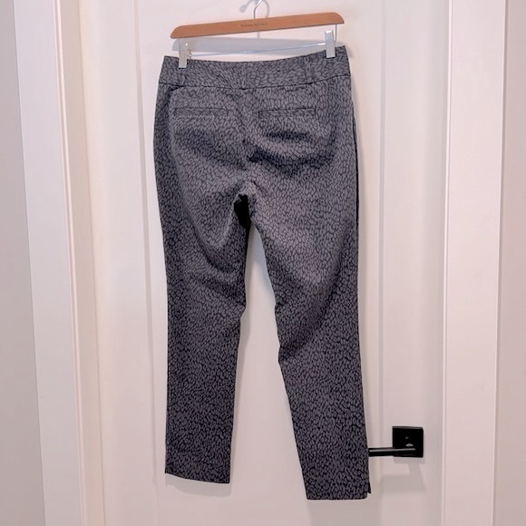 Women’s Banana Republic Jackson Fit pants in grey snow leopard print - Picture 4 of 7